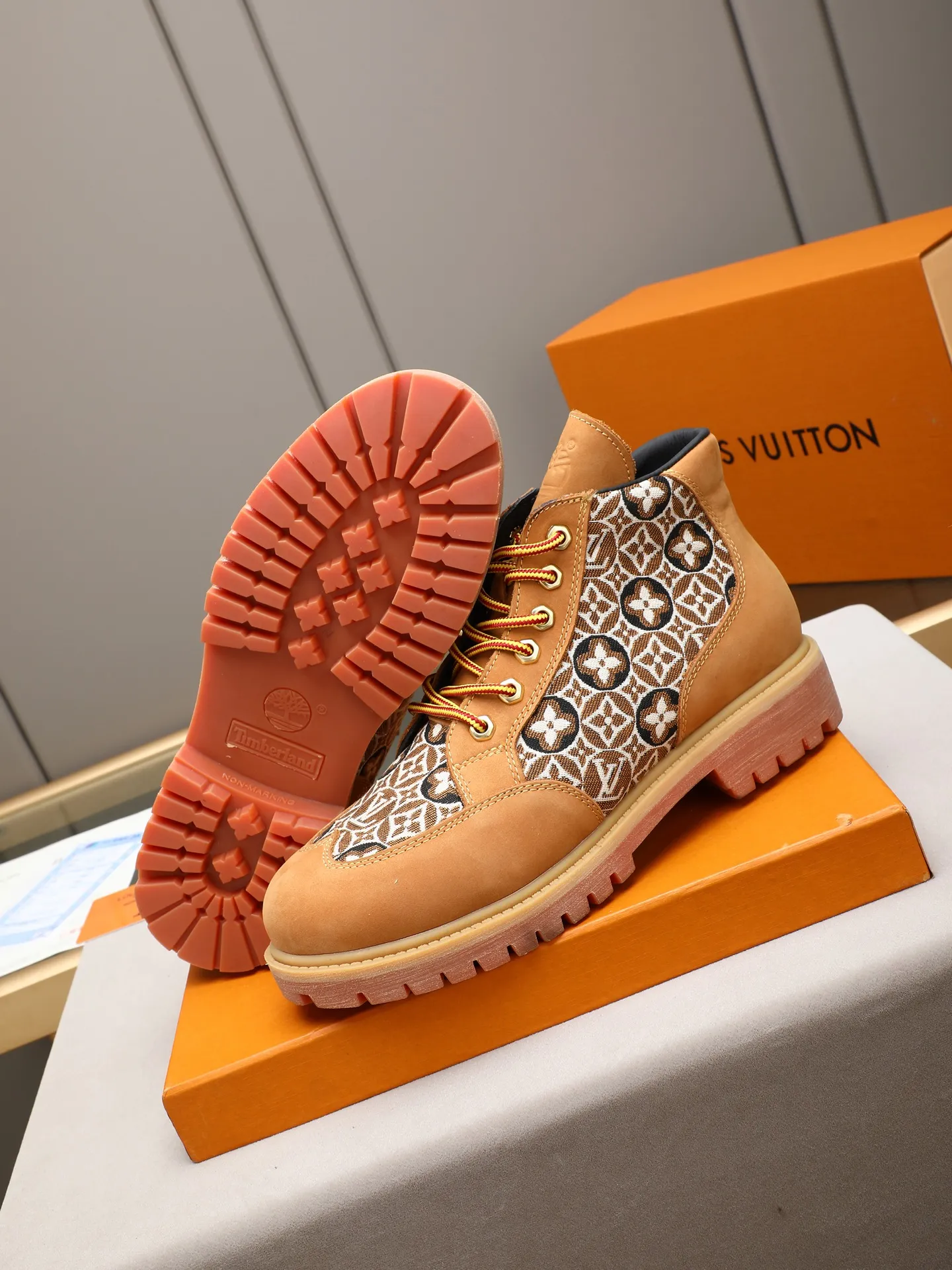 PP460 LOUIS VUITTON ss25 LV donkey brand new thick-soled lace-up big-toe shoes men's casual shoes high-top short boots. These boots are crafted from top-grain calf leather for a lightweight and comfortable fit. The thick EVA outsole is embellished with eye-catching ridges, and the trendy attitude of being both strong and soft makes it an everyday choice. ✔Upper: imported first-layer cowhide ✔Inner lining: sheep lining ✔Outsole: original molded outsole Size: 38-44 (45 customized)